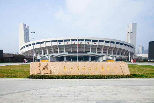 金棕榈名导阿比查邦抵台 出席金马影展闭幕片 2010-11-16 泰国导演阿比查邦韦拉斯塔古11月15日中午抵达台湾,这次他是应金马影展策划之《焦点影人专题》邀请赴台参与金马影展座谈会。